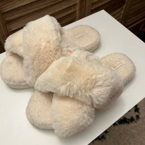 HALLUCI cream-white faux fur slides